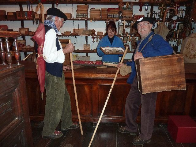 Les colporteurs au salon des cartophiles