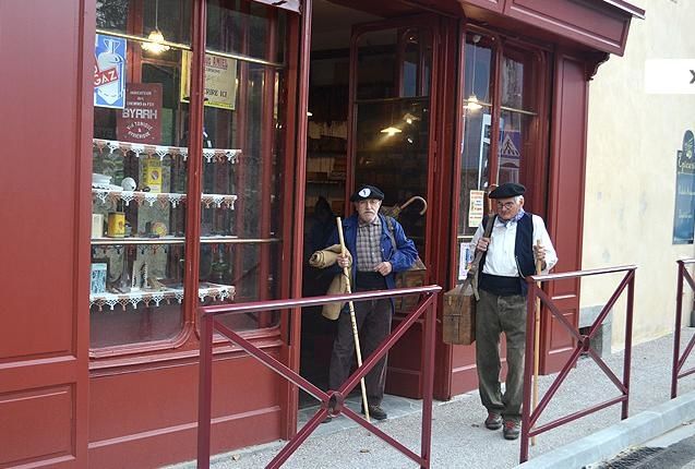 Les colporteurs au salon des cartophiles